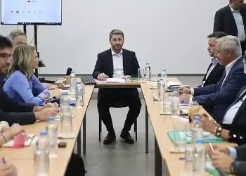 Στο ΠΑΣΟΚ κάνουν «ανασχηματισμό» και αποφεύγουν τους προσηλυτισμούς προς το ΣΥΡΙΖΑ 