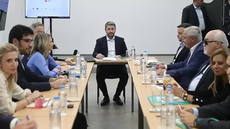 Στο ΠΑΣΟΚ κάνουν «ανασχηματισμό» και αποφεύγουν τους προσηλυτισμούς προς το ΣΥΡΙΖΑ Στο ΠΑΣΟΚ κάνουν «ανασχηματισμό» και αποφεύγουν τους προσηλυτισμούς προς το ΣΥΡΙΖΑ