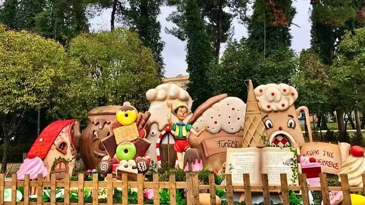 Τα χριστουγεννιάτικα …ψέματα του Πινόκιο γεμίζουν με τουρίστες την Καστοριά