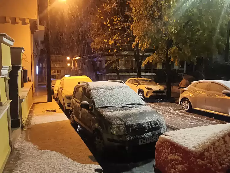 Τα πρώτα χιόνια έπεσαν στην Κοζάνη το βράδυ της Παρασκευής (εικόνες)