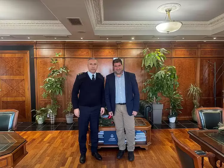 O Βουλευτής Γρεβενών Θανάσης Σταυρόπουλος με τον Αρχηγό της Ελληνικής Αστυνομίας Δημήτρη Μάλλιο O Βουλευτής Γρεβενών Θανάσης Σταυρόπουλος με τον Αρχηγό της Ελληνικής Αστυνομίας Δημήτρη Μάλλιο