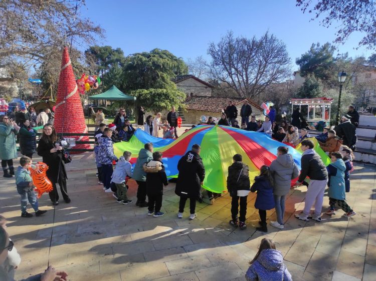 Αιανή: Τα παιδιά μας φέτος ήταν πολύ καλά για αυτό και ο Αϊ Βασίλης τους έφερε υπέροχα δώρα Αιανή: Τα παιδιά μας φέτος ήταν πολύ καλά για αυτό και ο Αϊ Βασίλης τους έφερε υπέροχα δώρα