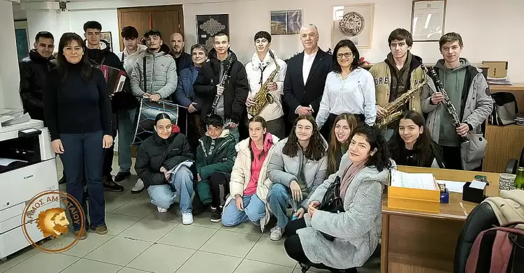 Χριστουγεννιάτικα Κάλαντα στον Δήμαρχο Αμυνταίου από μαθητές των Σχολείων του Δήμου