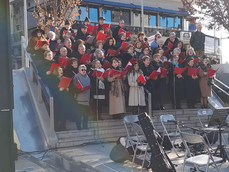 Χριστουγεννιάτικη χορωδιακή συνάντηση στην κεντρική πλατεία Νίκης