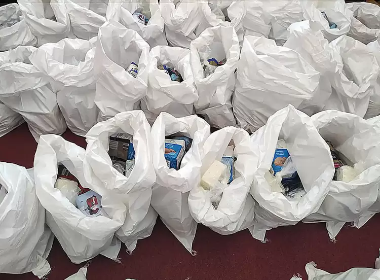 Χριστουγεννιάτικη κοινωνική δράση, με την παράδοση για το γιορτινό τραπέζι των Χριστουγέννων Χριστουγεννιάτικη κοινωνική δράση, με την παράδοση για το γιορτινό τραπέζι των Χριστουγέννων