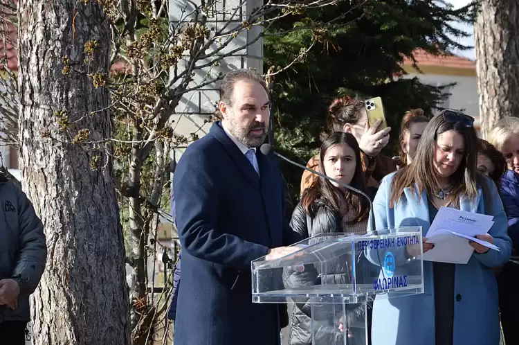 Ο Δήμαρχος Φλώρινας στην τελετή αποκαλυπτηρίων μνημείου για τον αδικοχαμένο Αρχιφύλακα Ηλία Κωστένη Ο Δήμαρχος Φλώρινας στην τελετή αποκαλυπτηρίων μνημείου για τον αδικοχαμένο Αρχιφύλακα Ηλία Κωστένη