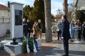 Ο Δήμαρχος Φλώρινας στην τελετή αποκαλυπτηρίων μνημείου για τον αδικοχαμένο Αρχιφύλακα Ηλία Κωστένη Ο Δήμαρχος Φλώρινας στην τελετή αποκαλυπτηρίων μνημείου για τον αδικοχαμένο Αρχιφύλακα Ηλία Κωστένη