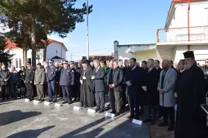 Ο Δήμαρχος Φλώρινας στην τελετή αποκαλυπτηρίων μνημείου για τον αδικοχαμένο Αρχιφύλακα Ηλία Κωστένη Ο Δήμαρχος Φλώρινας στην τελετή αποκαλυπτηρίων μνημείου για τον αδικοχαμένο Αρχιφύλακα Ηλία Κωστένη