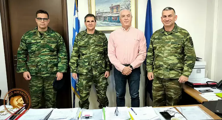 Εθιμοτυπική επίσκεψη και ευχές του Διοικητή του Στρατοπέδου Παπαπέτρου, στον Δήμαρχο Αμυνταίου