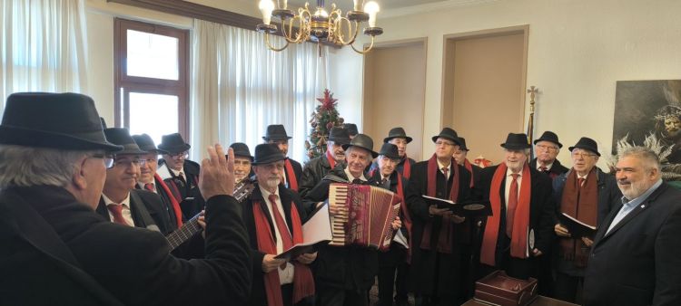 Γιορτινή Ατμόσφαιρα στο Δημαρχείο την Τελευταία Μέρα του Χρόνου στο Δημαρχείο Εορδαίας Γιορτινή Ατμόσφαιρα στο Δημαρχείο την Τελευταία Μέρα του Χρόνου στο Δημαρχείο Εορδαίας