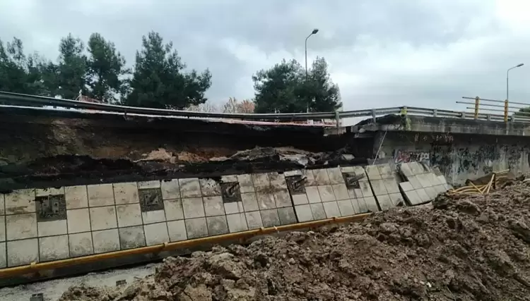 Κακοκαιρία Bora: Κατέρρευσε τμήμα της γέφυρας Δενδροποτάμου στη Θεσσαλονίκη Κακοκαιρία Bora: Κατέρρευσε τμήμα της γέφυρας Δενδροποτάμου στη Θεσσαλονίκη