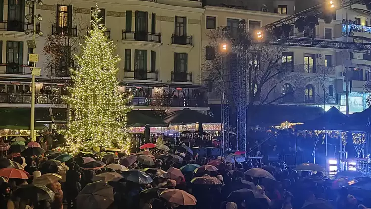 Η Κοζάνη γιόρτασε με βροχή….Άναμμα δέντρου δίχως συναυλία!