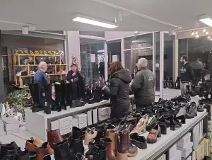 Η Κοζάνη γιόρτασε με βροχή….Άναμμα δέντρου δίχως συναυλία!