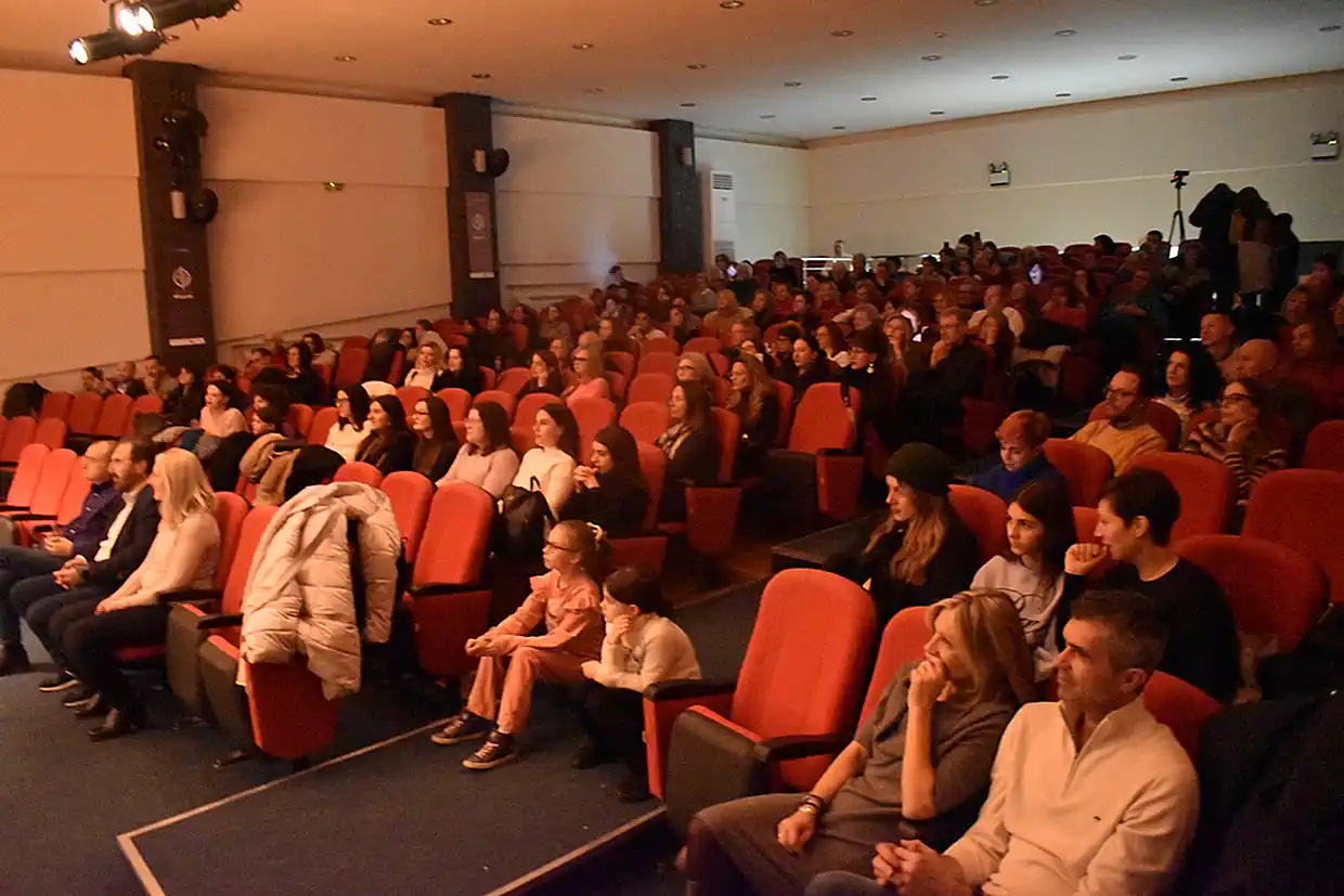 Με το ηλεκτρικό κουαρτέτο εγχόρδων "Fortissimo" συνεχίστηκαν οι Χριστουγεννιάτικες εκδηλώσεις του Δήμου Φλώρινας Με το ηλεκτρικό κουαρτέτο εγχόρδων “fortissimo” συνεχίστηκαν οι Χριστουγεννιάτικες εκδηλώσεις του Δήμου Φλώρινας