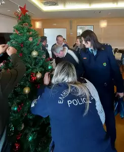 Με στολίδια και ευχές, πλημμύρισε η Γενική Περιφερειακή Αστυνομική Διεύθυνση Δυτικής Μακεδονίας Με στολίδια και ευχές, πλημμύρισε η Γενική Περιφερειακή Αστυνομική Διεύθυνση Δυτικής Μακεδονίας