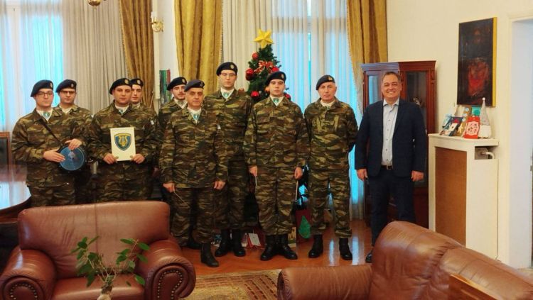 Τα Πρωτοχρονιάτικα Κάλαντα στον Δήμαρχο Κοζάνης Γιάννη Κοκκαλιάρη από τη Στρατιωτική Μουσική και τη Φιλαρμονική Πανδώρα.