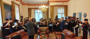 Τα Πρωτοχρονιάτικα Κάλαντα στον Δήμαρχο Κοζάνης Γιάννη Κοκκαλιάρη από τη Στρατιωτική Μουσική και τη Φιλαρμονική Πανδώρα.