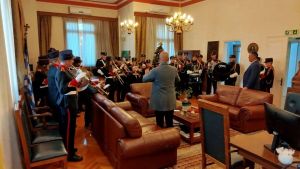 Τα Πρωτοχρονιάτικα Κάλαντα στον Δήμαρχο Κοζάνης Γιάννη Κοκκαλιάρη από τη Στρατιωτική Μουσική και τη Φιλαρμονική Πανδώρα.