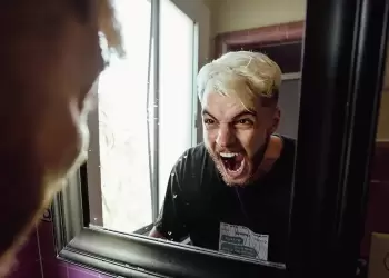 Gen Z: Αγχωμένη, καταθλιπτική, εξαντλημένη – Γιατί γερνάει πριν την ώρα της