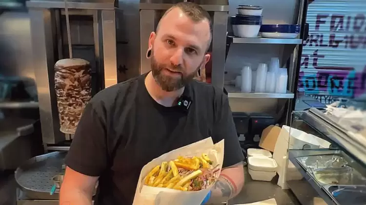 Έλληνας που ζει στο Λονδίνο παρασκευάζει τυλιχτό με γύρο… 4 κιλά (φώτο)