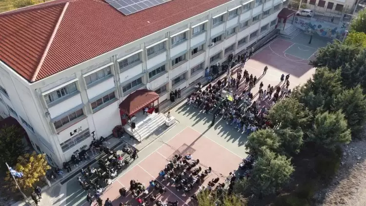 Και ξαφνικά μια μέρα του Ιανουαρίου έπεσε σαν κεραυνός εν αιθρία η είδηση της μετατροπής του σχολείου μας σε Ωνάσειο Γυμνάσιο