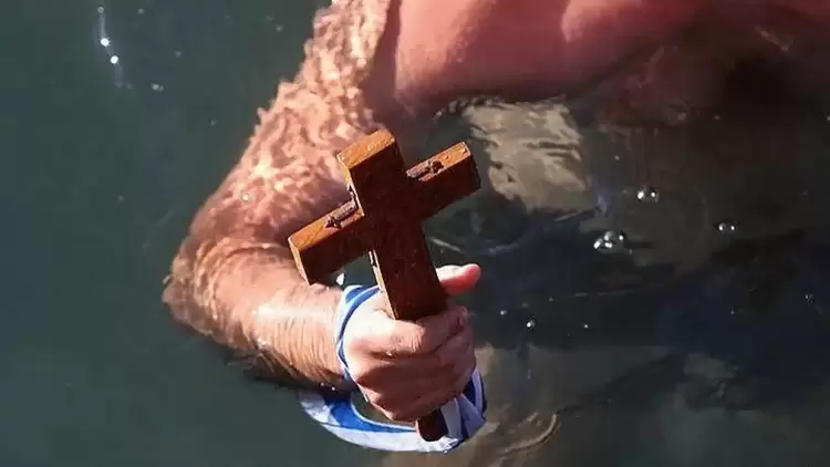 Οι τολμηροί βουτηχτάδες και τα έθιμα που αναβιώνουν στη Βόρεια Ελλάδα τα Θεοφάνεια