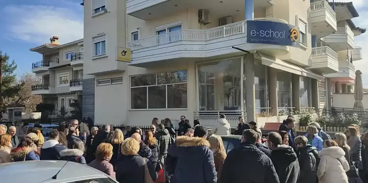 Συγκέντρωση διαμαρτυρίας από εκπαιδευτικούς στην Κοζάνη με αφορμή τη δημιουργία 22 Ωνάσειων σχολείων