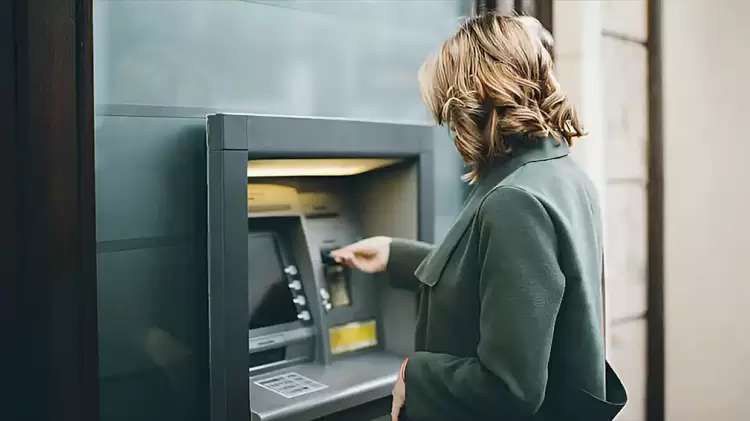 Τι θα κερδίσουμε από τη μείωση των προμηθειών στις τράπεζες