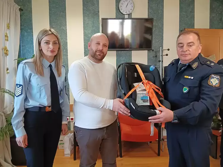 Το Τμήμα Τροχαίας Κοζάνης δώρισε παιδικό κάθισμα αυτοκινήτου στο πρώτο παιδί που γεννήθηκε το έτος 2025 στην πόλη της Κοζάνης