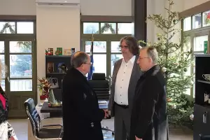 Υπογραφή συμβολαίου για την ανέγερση του νέου Ιερού Ναού Αγίας Θεοδώρας – Ανταλλαγή ευχών στο Δημαρχείο Σερβίων