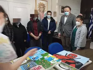 Tο Καλλιτεχνικό Γυμνάσιο δώρισε 15 πίνακες στην Παιδιατρική Κλινική του “Μαμάτσειου” Γ.Ν. Κοζάνης.