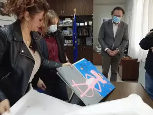 Tο Καλλιτεχνικό Γυμνάσιο δώρισε 15 πίνακες στην Παιδιατρική Κλινική του “Μαμάτσειου” Γ.Ν. Κοζάνης.