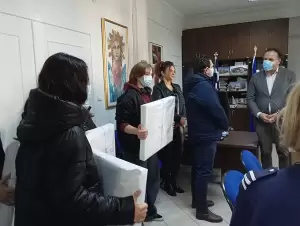 Tο Καλλιτεχνικό Γυμνάσιο δώρισε 15 πίνακες στην Παιδιατρική Κλινική του “Μαμάτσειου” Γ.Ν. Κοζάνης.