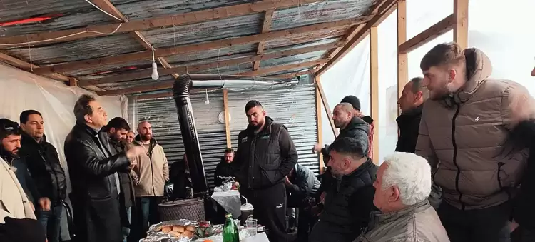 Αντιπροσωπεία της Κομματικής οργάνωσης Δυτικής Μακεδονίας του ΚΚΕ στο μπλόκο στον κόμβο του Αντιγόνου στηρίζοντας τον αγώνα των αγροτών Αντιπροσωπεία της Κομματικής οργάνωσης Δυτικής Μακεδονίας του ΚΚΕ στο μπλόκο στον κόμβο του Αντιγόνου στηρίζοντας τον αγώνα των αγροτών