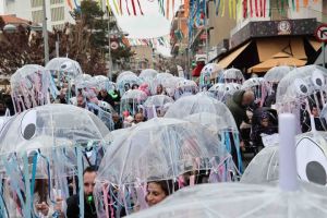 Κοζάνη – Πρωί Κυριακής: Πρωταγωνιστές οι μικροί καρνάβαλοι…