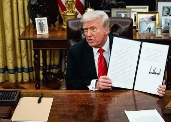 Ο Ντόναλντ Τραμπ υπέγραψε το διάταγμα για επιβολή δασμών 25% σε χάλυβα και αλουμίνιο