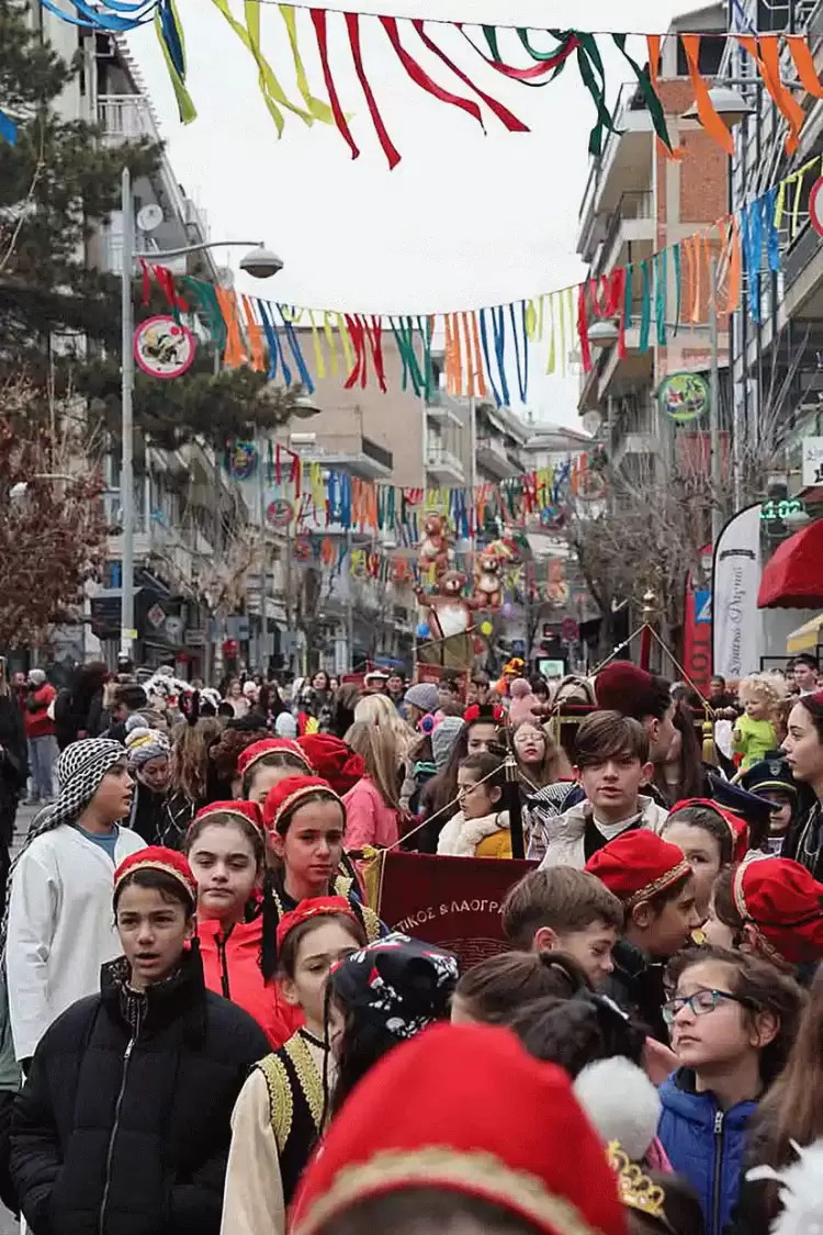 Οι Φανοί της Κοζάνης ξεχύθηκαν στους δρόµους της πόλης (εικόνες & βίντεο)