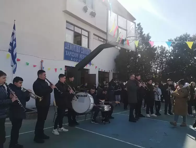 Η Ορχήστρα Παραδοσιακής Μουσικής του Μουσικού Σχολείου Σιάτιστας στο Δημοτικό Χαρίσιος Μεγδάνης