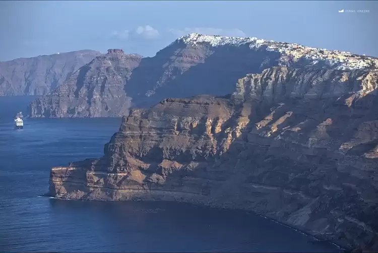 Σεισμοί στην Σαντορίνη: «Πάνω από 500 δονήσεις τις τελευταίες ημέρες» – Εγκαταλείπουν άρον άρον το νησί