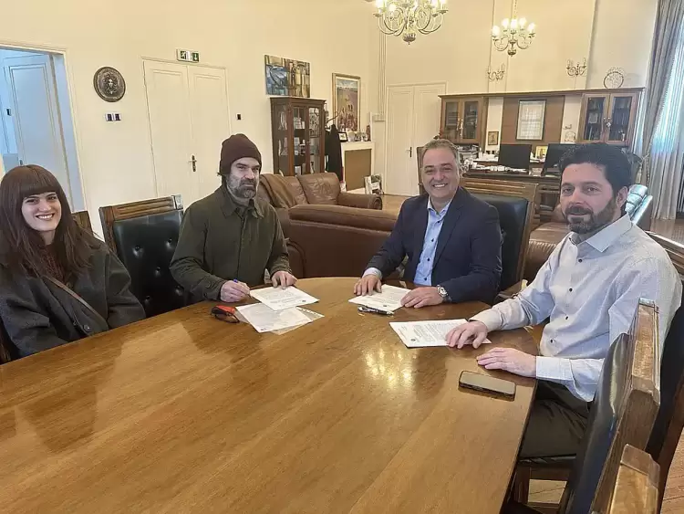 Υπογραφή σύμβασης για την ανακαίνιση των αποδυτηρίων στο αμαξοστάσιο του Δήμου Κοζάνης Υπογραφή σύμβασης για την ανακαίνιση των αποδυτηρίων στο αμαξοστάσιο του Δήμου Κοζάνης