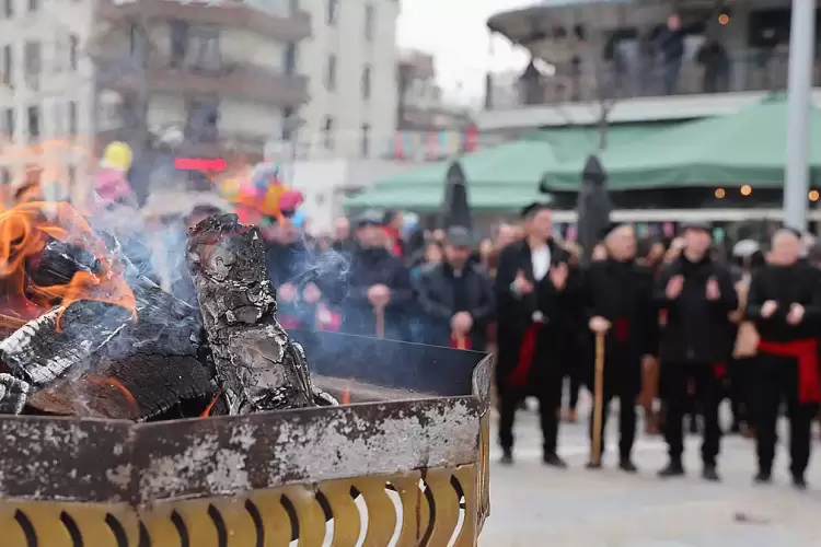 Απολογισμός  Αποκριάς  2025 ή  Έκθεση βαριεστημένου μαθητή;