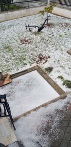 Ασπρισαν οι δρόμοι της πόλης, από τη χαλαζόπτωση το μεσημέρι της Κυριακής.