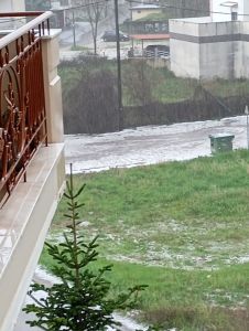 Ασπρισαν οι δρόμοι της πόλης, από τη χαλαζόπτωση το μεσημέρι της Κυριακής.