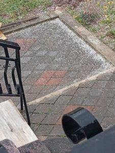 Ασπρισαν οι δρόμοι της πόλης, από τη χαλαζόπτωση το μεσημέρι της Κυριακής.