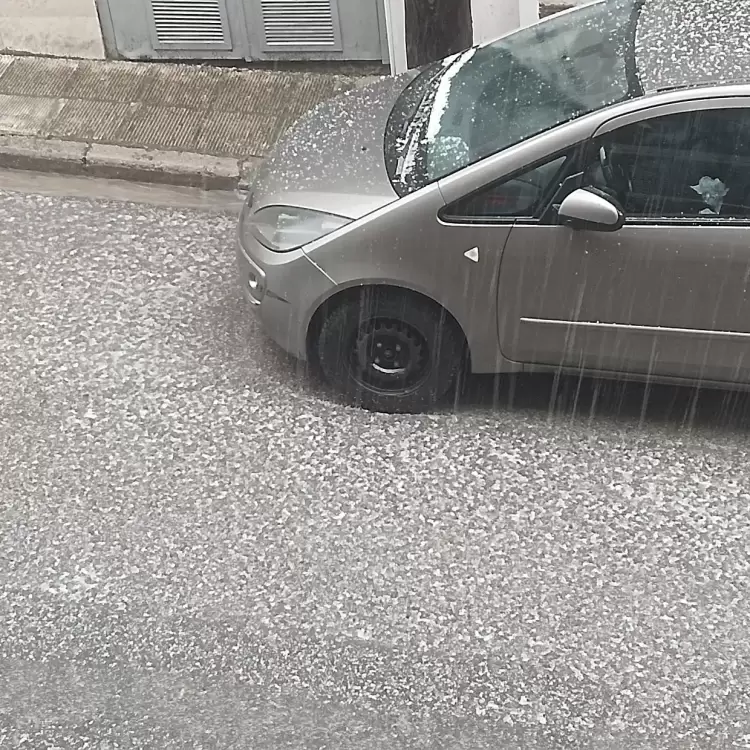 Ασπρισαν οι δρόμοι της πόλης, από τη χαλαζόπτωση το μεσημέρι της Κυριακής.