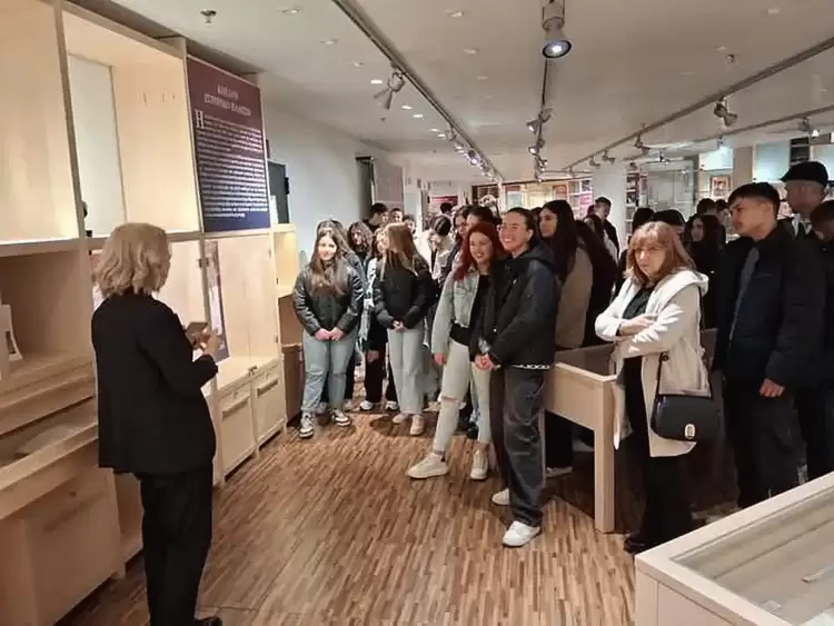 Διδακτική επίσκεψη της Γ’ τάξης του Γυμνασίου Σερβίων στην Κοβαντάρειο Βιβλιοθήκη