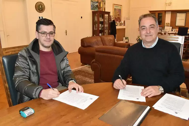 Δήμος Κοζάνης: Υπογραφή σύμβασης για τη συντήρηση αθλητικών υποδομών και σχολικών αυλών