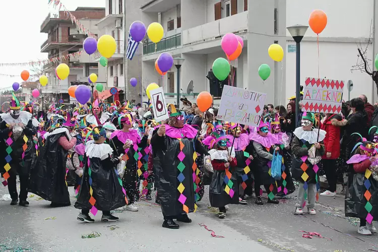 Με απόλυτη επιτυχία ολοκληρώθηκε η αποκριάτικη παρέλαση στα Σέρβια