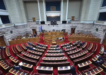 Οι δημοσκοπήσεις, ο «κανένας» και O κωδωνας «κινδύνου» στα κομματικά επιτελεία