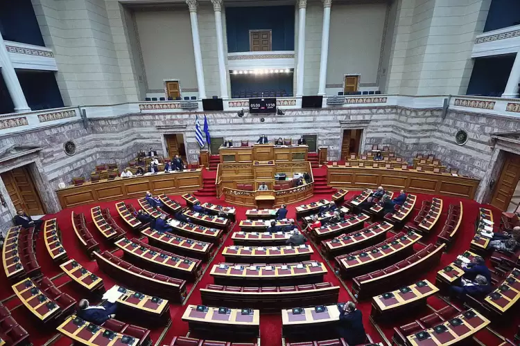 Οι δημοσκοπήσεις, ο «κανένας» και O κωδωνας «κινδύνου» στα κομματικά επιτελεία